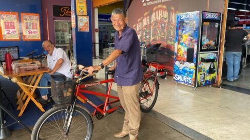 Irineu conheceu a unidade móvel do Rádio na Rua no Tome Leve da 43