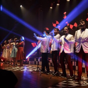 Clássicos da Jovem Guarda são interpretados por um octeto vocal e banda com metais (Foto: Divulgação)