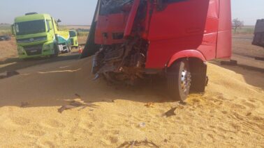 Colisão envolve caminhões no trecho de pista dupla da rodovia Faria Lima (Foto: O Diário de Barretos)