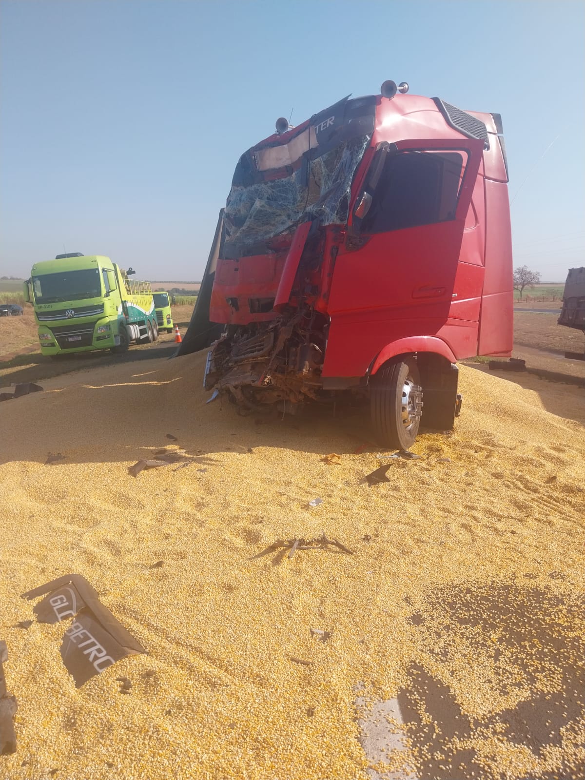Colisão envolve caminhões no trecho de pista dupla da rodovia Faria Lima