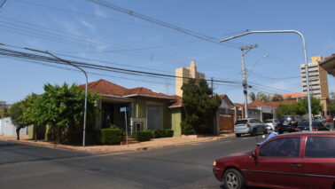 Conjunto semafórico que estava instalado na rua 14 com a avenida 27 foi retirado e ficaram somente os postes para eventual futura instalação