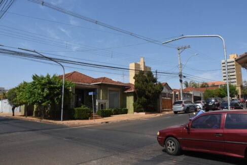 Conjunto semafórico que estava instalado na rua 14 com a avenida 27 foi retirado e ficaram somente os postes para eventual futura instalação
