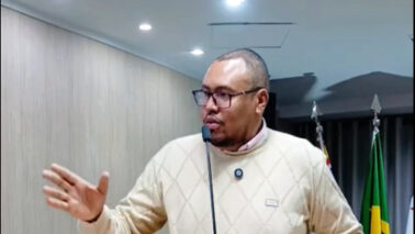 Tiagão Alves foi à tribuna e mostrou os problemas estruturais do prédio inaugurado em 2024 (Foto: Reprodução)