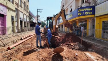 Equipe do SAAE trabalha na implantação de nova rede na avenida 17