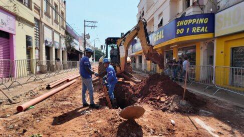 Equipe do SAAE trabalha na implantação de nova rede na avenida 17