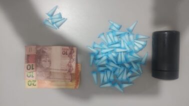 Suspeita é presa pela PM por venda de cocaína (Foto: O Diário de Barretos)
