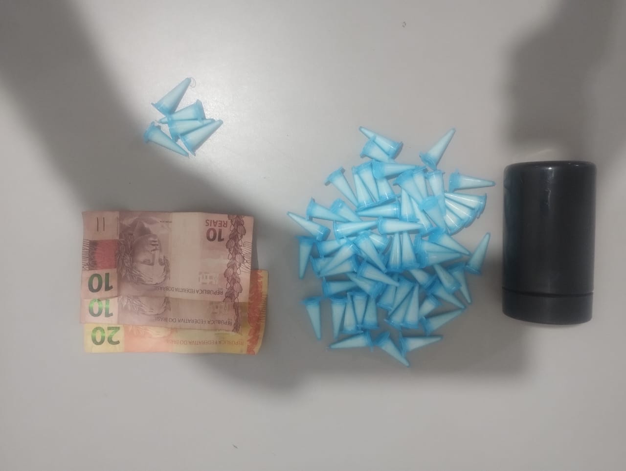 Suspeita é presa pela PM por venda de cocaína