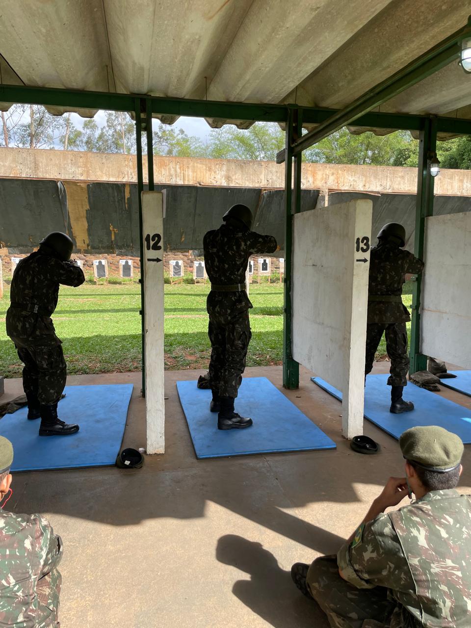 Atiradores participam de instrução de tiro no Exército em Lins