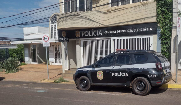 A Polícia Civil prendeu em flagrante, na tarde desta segunda-feira (5), um homem de 34 anos suspeito de agredir a ex-namorada, em Barretos. A prisão foi realizada por equipe da Central de Polícia Judiciária (CPJ) do município.