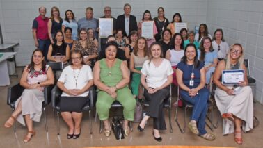 Prefeito Odair e secretária Mirka com profissionais da área da educação barretense