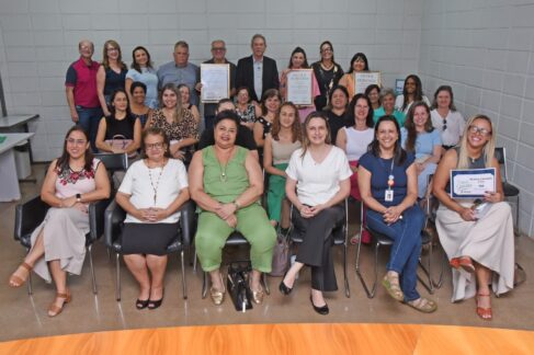 Prefeito Odair e secretária Mirka com profissionais da área da educação barretense