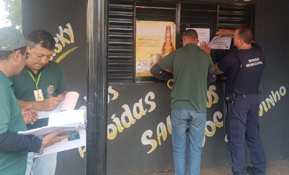 Fiscalização autua donos de estabelecimentos irregulares no Luís Spina