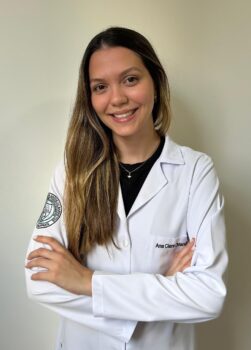 Ana Clara Nacamura Orlando, estudante do 6º período do curso de medicina da FACISB, orientada pelo prof. João Luiz Brisotti Soroterapia: Entre os Limites da Necessidade e os Riscos do Excesso