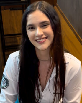 Maria Luiza De Bonis Lopes, estudante do 1º período do curso de medicina da FACISB, orientada pela profª Maria Luiza Nunes Mamede Rosa Cérebro em risco: a cada 3 segundos um novo caso de demência no mundo