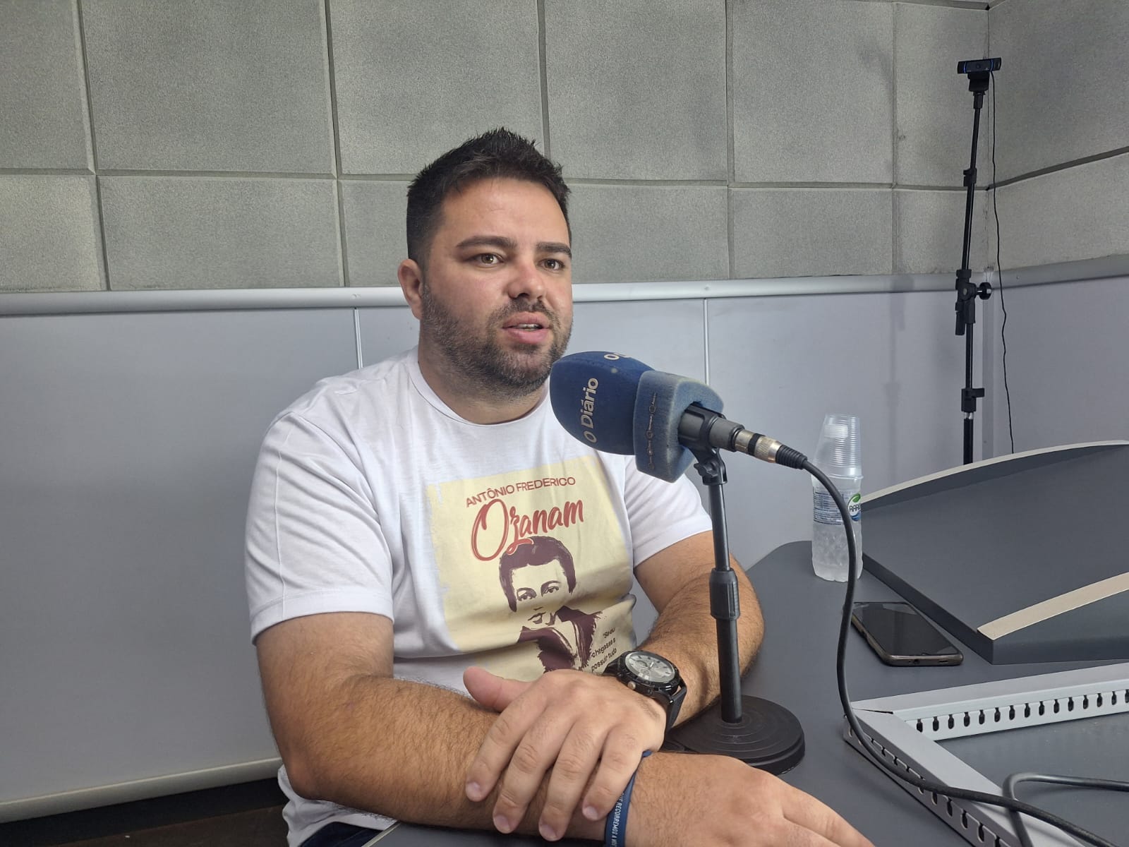 Vicentinos fazem coleta no Cemitério Municipal