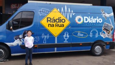 Criança de 6 anos visita van do projeto Rádio na Rua