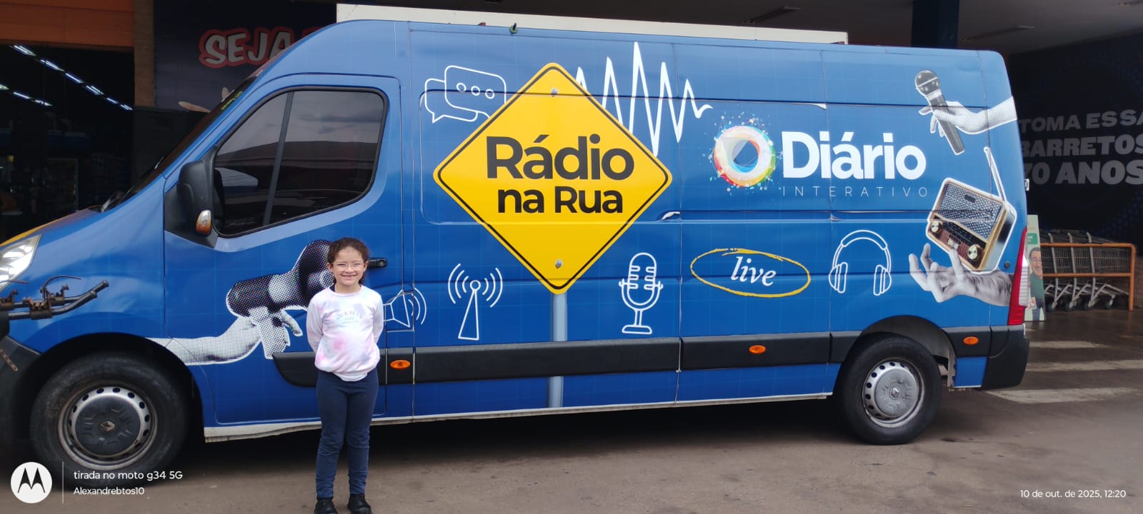 Criança de 6 anos visita van do projeto Rádio na Rua