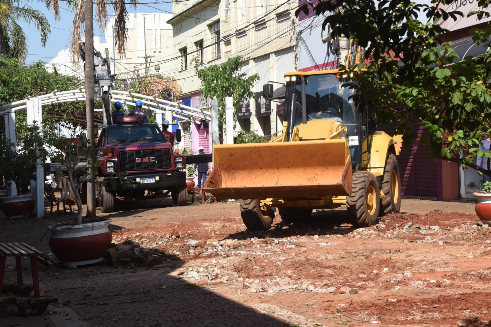 Empresa dá início as obras de abertura do calçadão da 17