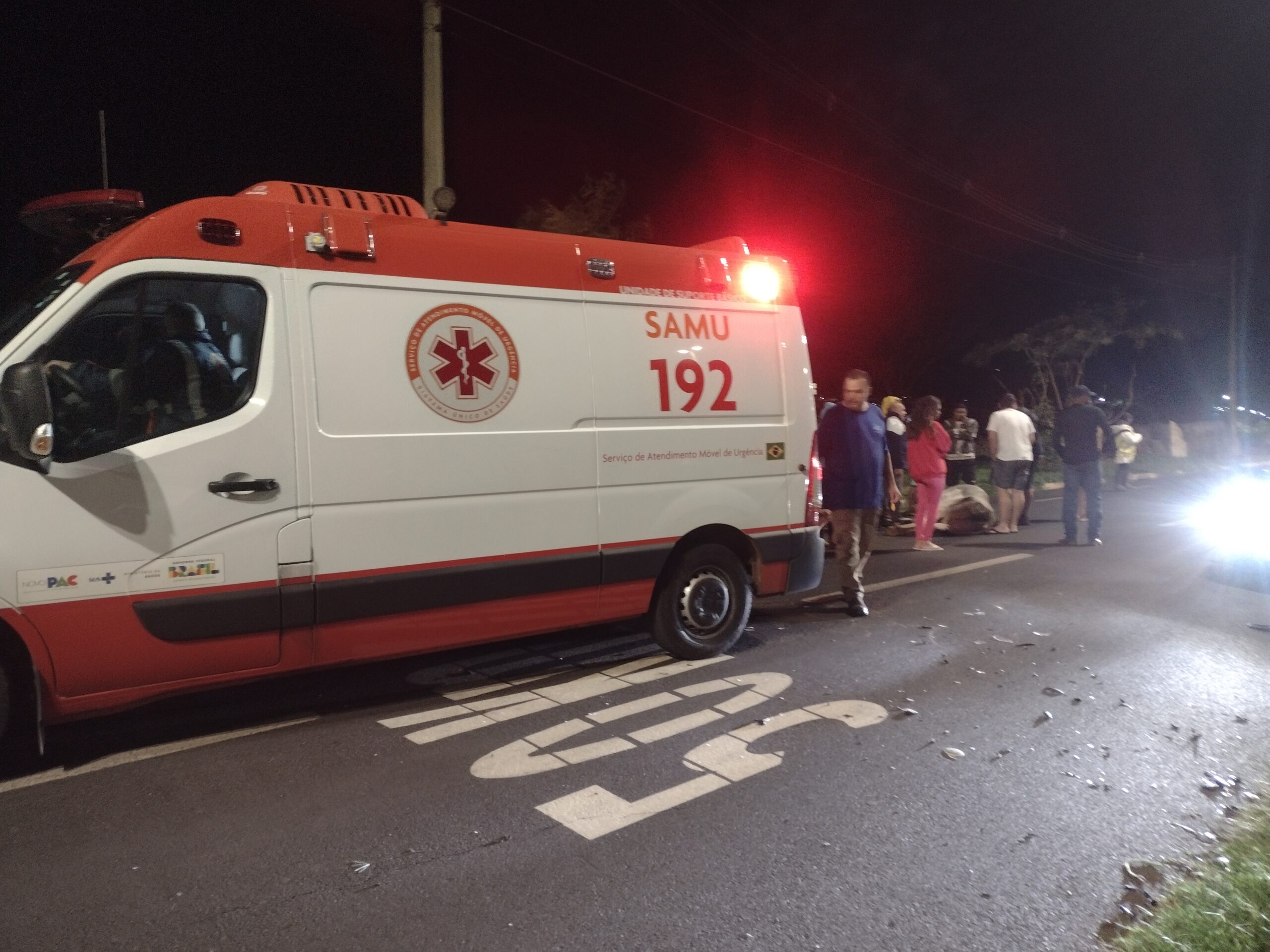 Motociclista fica ferido após atropelar vaca na avenida das Nações
