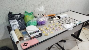 Polícia Militar detém mulher e apreende quase 1 kg de drogas (Foto: O Diário de Barretos)