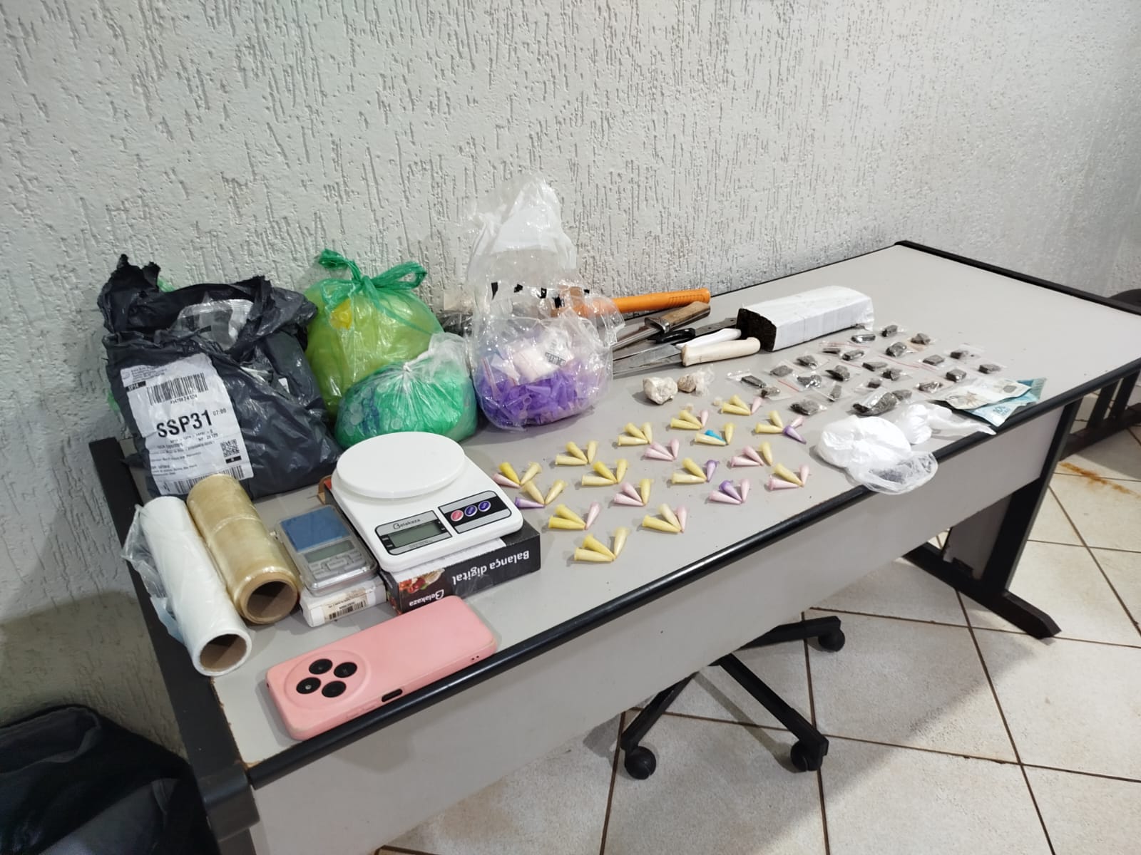 Polícia Militar detém mulher e apreende quase 1 kg de drogas