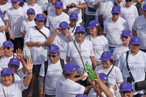 Caminhada reúne mais de 900 participantes no Parque dos Lagos