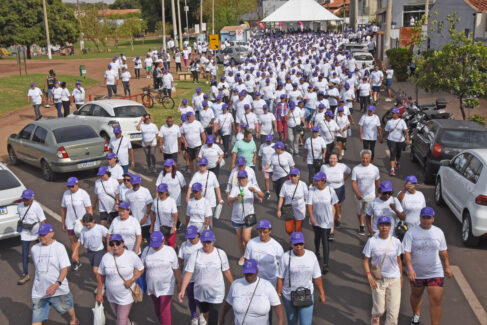 Caminhada reúne mais de 900 participantes no Parque dos Lagos