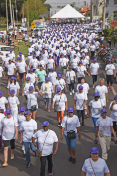 Caminhada reúne mais de 900 participantes no Parque dos Lagos