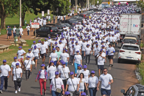 Caminhada reúne mais de 900 participantes no Parque dos Lagos