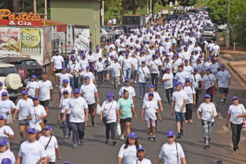 Caminhada reúne mais de 900 participantes no Parque dos Lagos