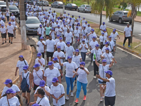 Caminhada reúne mais de 900 participantes no Parque dos Lagos