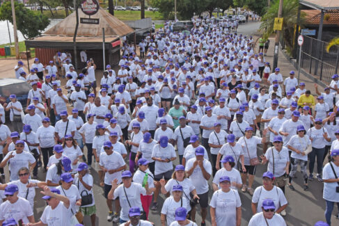 Caminhada reúne mais de 900 participantes no Parque dos Lagos