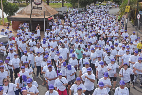Caminhada reúne mais de 900 participantes no Parque dos Lagos