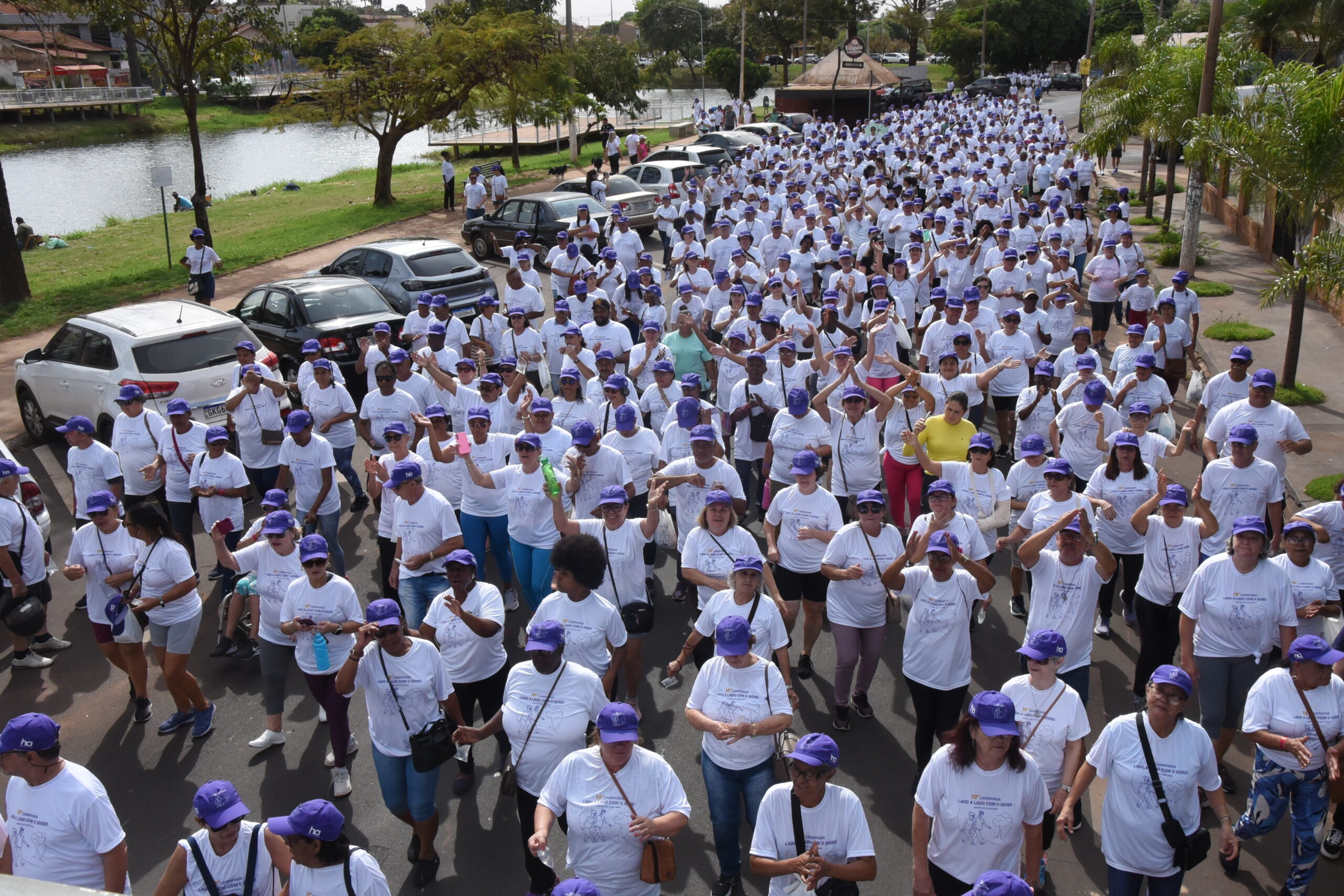 Caminhada reúne mais de 900 participantes no Parque dos Lagos