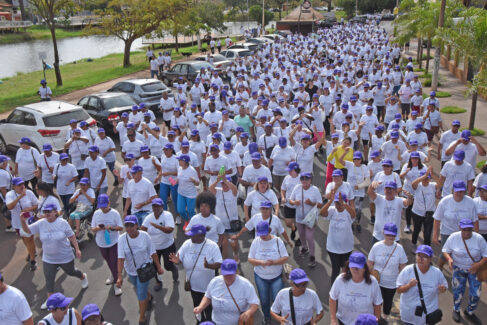 Caminhada reúne mais de 900 participantes no Parque dos Lagos