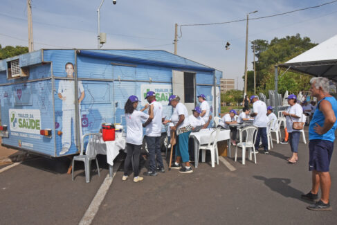 Caminhada reúne mais de 900 participantes no Parque dos Lagos