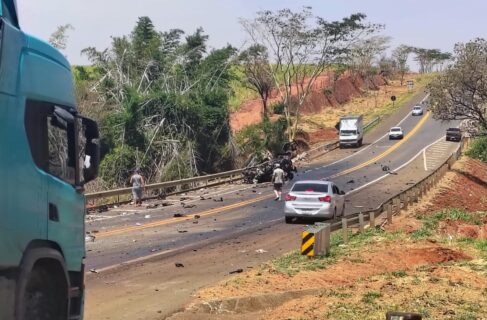Acidente mata casal e deixa motorista gravemente em rodovia (Foto: O Diário de Barretos) Acidente mata casal e deixa motorista gravemente em rodovia (Foto: O Diário de Barretos)