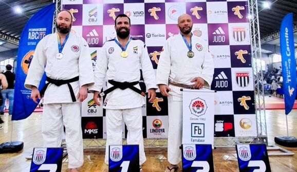 O atleta barretense Tiago Leal conquistou o título de campeão da 3ª Etapa do Circuito ABC, na Classe Master B (40 a 49 anos), Categoria Meio-Pesado (-100kg), no último sábado (4), na cidade de São Caetano do Sul.
