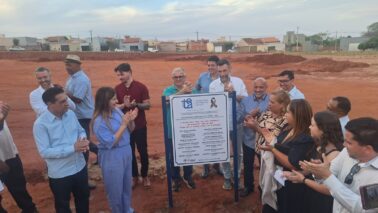 Com a presença da primeira-dama, Roselaine Silva representando o prefeito Odair Silva, os deputados Sebastião Santos (Estadual) e Fernando Marangoni (Federal), e os vereadores Lupa, Marcos Mariano, Japonês das Caçambas, Bodão da Construção, Raphael Silvério, professor Adilson e pastor Elson Santos