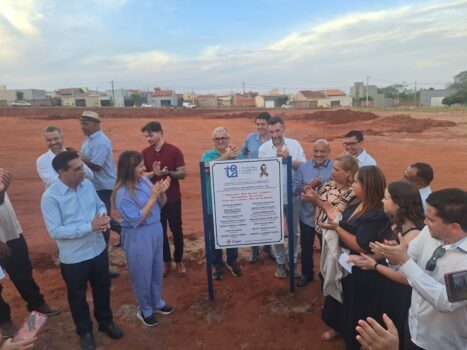 Com a presença da primeira-dama, Roselaine Silva representando o prefeito Odair Silva, os deputados Sebastião Santos (Estadual) e Fernando Marangoni (Federal), e os vereadores Lupa, Marcos Mariano, Japonês das Caçambas, Bodão da Construção, Raphael Silvério, professor Adilson e pastor Elson Santos