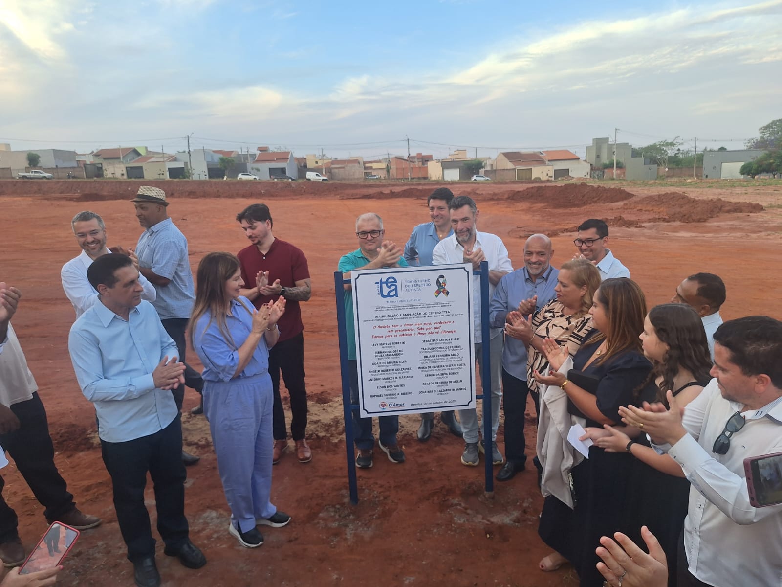 Instituto apresenta projeto do Centro TEA e lança pedra fundamental das futuras instalações
