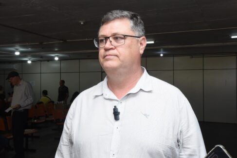 SAÚDE: Ângelo afirma que profissionais estão orientados para possíveis casos Fiscalização contra bebidas adulteradas não está descartada, afirma secretário
