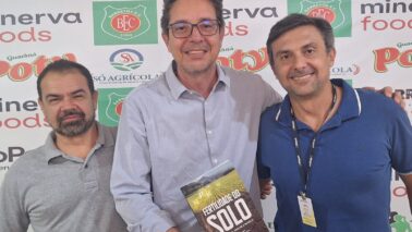 A diretoria do Barretos Esporte Clube e a coordenação do curso de Agronomia do UNIFEB firmaram parceria na tarde de ontem (8), para implantação de um Plano de Manejo para recuperação e manutenção de gramado esportivo