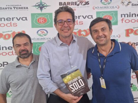 A diretoria do Barretos Esporte Clube e a coordenação do curso de Agronomia do UNIFEB firmaram parceria na tarde de ontem (8), para implantação de um Plano de Manejo para recuperação e manutenção de gramado esportivo