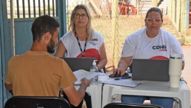 Mutuários recebem atendimento em unidade móvel da CDHU