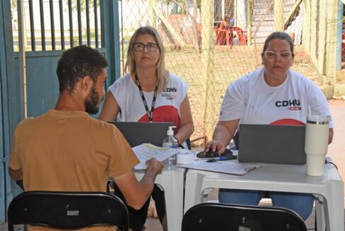 Mutuários recebem atendimento em unidade móvel da CDHU