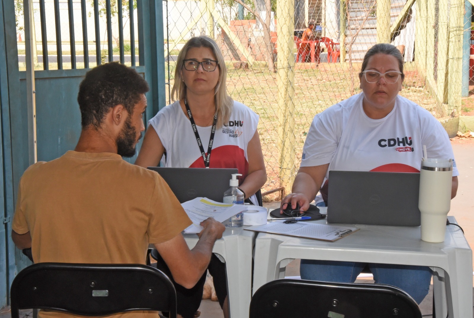 Mutuários recebem atendimento em unidade móvel da CDHU