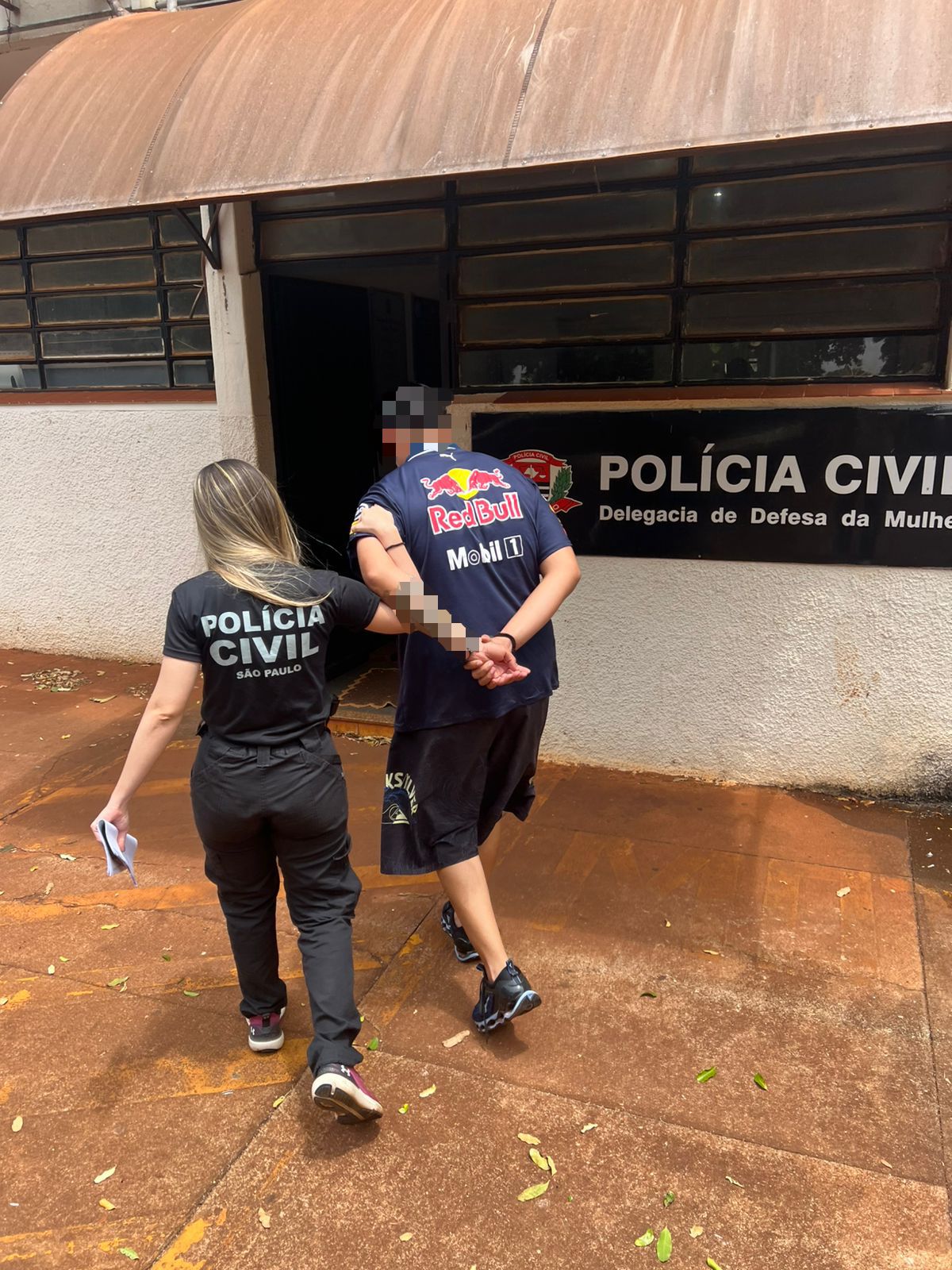 Homem é preso por descumprimento de medidas protetivas, injúria racial e ameaça