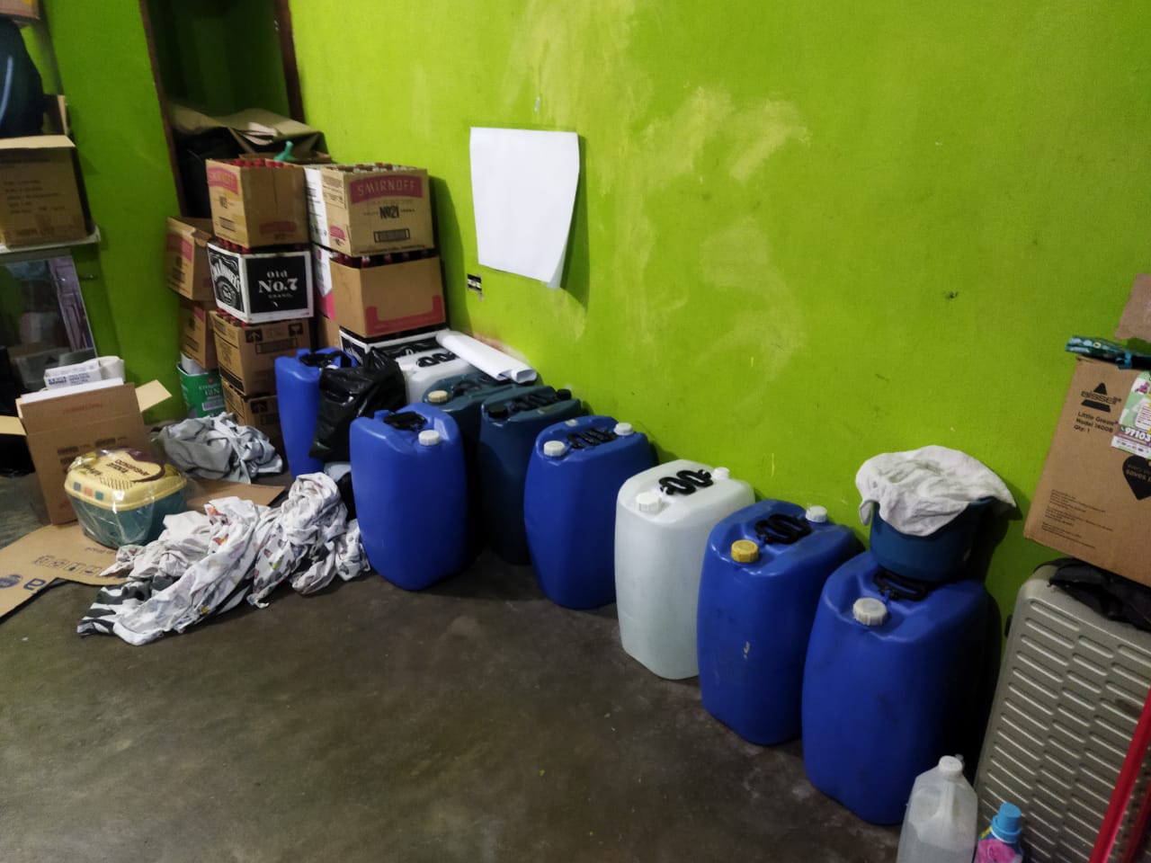 Força-tarefa fecha fábrica que distribuía bebidas adulteradas 