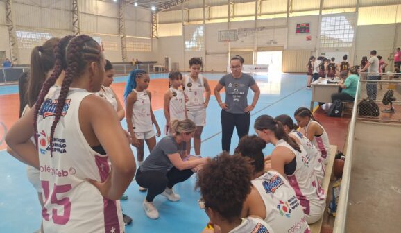 A partir deste sábado (11), a equipe do Colégio FEB/APAB Barretos inicia a disputa do playoff do Campeonato Paulista de Basquete, categoria Sub-14.